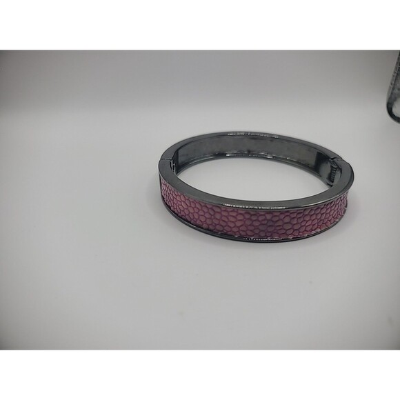 Vintage Premier Designs Bracelet Bangle Pink Faux Scales Gray Tone Hinged - Picture 14 of 15